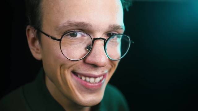 Chyba nie ma osoby, która korzystałaby z serwisu YouTube i choć raz nie natknęła się na kanał Krzysztofa Gonciarza. Ten popularny youtuber, vloger i podróżnik od wielu lat cieszy się wielką popularnością.