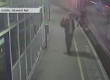 Pijany mężczyzna wpadł pod pociąg w Manchesterze. Przeżył (wideo)