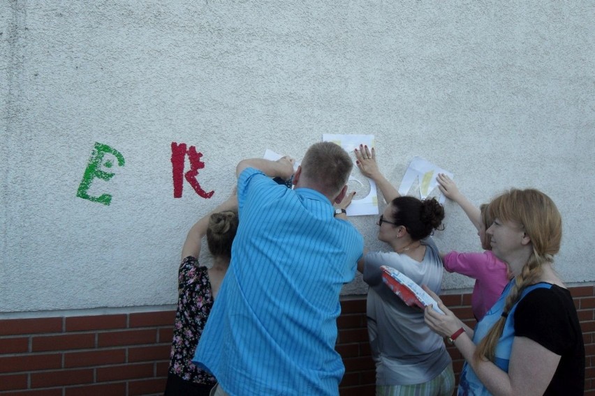 Białystok: SP 51. Uczniowie zrobili graffiti razem z rodzicami (zdjęcia)
