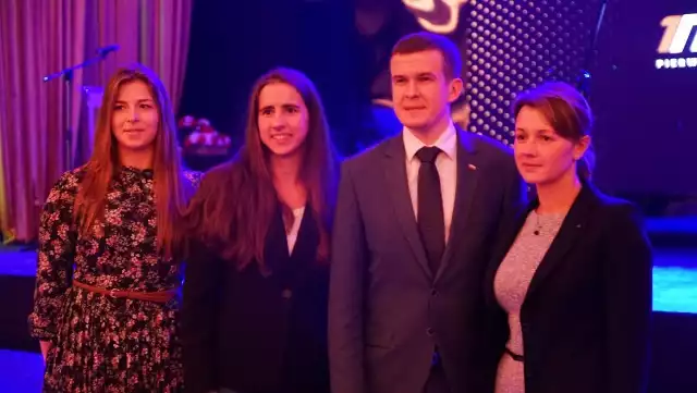 Wioślarki Maria Wierzbowska iMaria Springwald, minister sportu Witold Bańka oraz trenerka Iwona Wójcik-Pietruszka