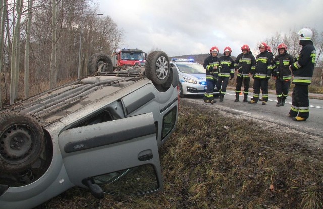 Niefortunnie zakończył podróż w podkieleckim Masłowie kierowca renaulta kangoo. W poniedziałek około godziny 13 na łuku drogi w sąsiedztwie lotniska nie zapanował nad pojazdem i prowadzone przez niego auto wpadło do rowu przewracając się do góry kołami. Wyglądało groźnie, ale samotnie jadącemu mężczyźnie nic się nie stało.  ZOBACZ NA KOLEJNYCH SLAJDACH>>> 