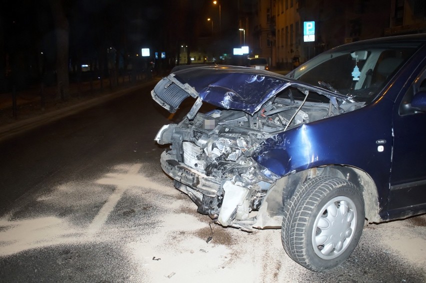 Na ulicy Sienkiewicza w Słupsku kierowca skody uderzył w fiata [ZDJĘCIA]