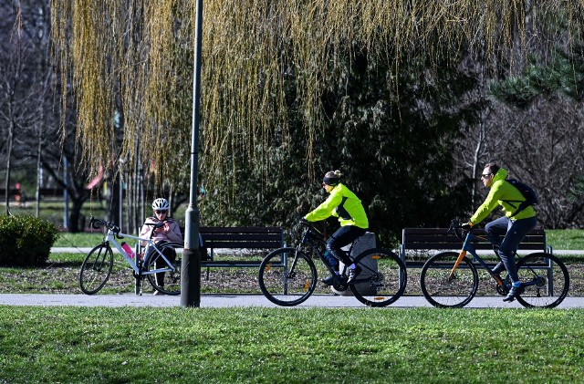 Rowerzyści na bulwarach w Rzeszowie w ciepłą i słoneczną sobotę przedwiośnia