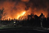 Pożar złomowiska samochodów w Warcie w powiecie sieradzkim. Kilkanaście zastępów straży pożarnej walczyło z ogniem