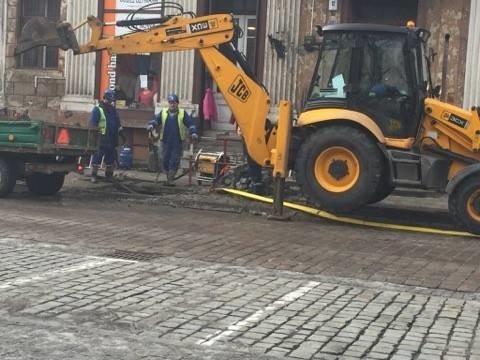 Usuwanie awarii sieci wodociągowej w centrum miasta wymagało wielu godzin pracy ekipy ZWiK