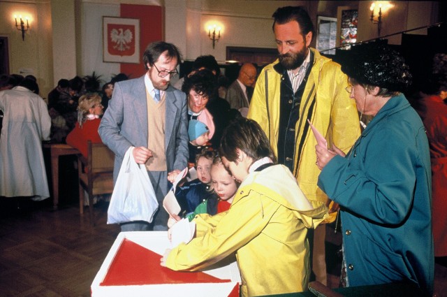 Głosowanie w jednej z komisji wyborczych w Warszawie (4.06.1989)