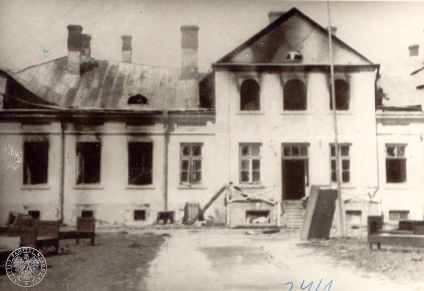Budynek PUBP w Hrubieszowie zniszczony podczas ataku...