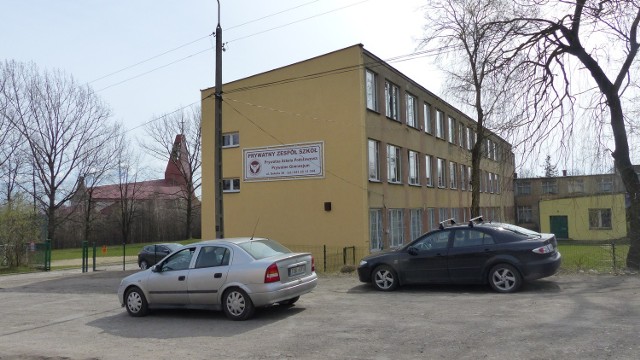 Uczniowie Prywatnej Szkoły w Skarżysku opuszczą budynek przy ulicy Sokolej - placówka kupiła budynek po Gimnazjum nr2 .
