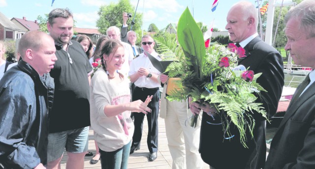 Marszałek Dworzański otrzymał kwiaty od niepełnosprawnej młodzieży, korzystającej z odnowionego ośrodka