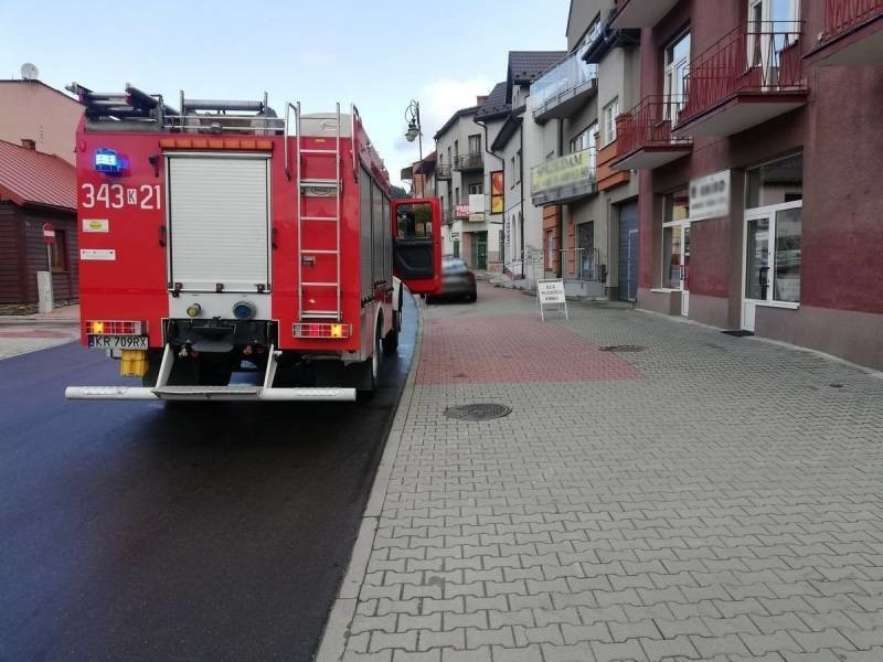 Muszyna. Mieszkańcy poczuli ulatniający się gaz. Na miejsce pojechali strażacy i pogotowie gazowe [ZDJĘCIA]