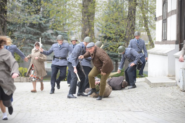 08.04.2017. zielona gora plac powstancow wielkopolskich plan filmowy filmu dokumentalnego wydarzenia zielonogorskie 1960 historia pamiec film historyczny dokumentalny dokument obrona domu katolickiego w zielonej gorzefot. mariusz kapala / gazeta lubuska / polska press