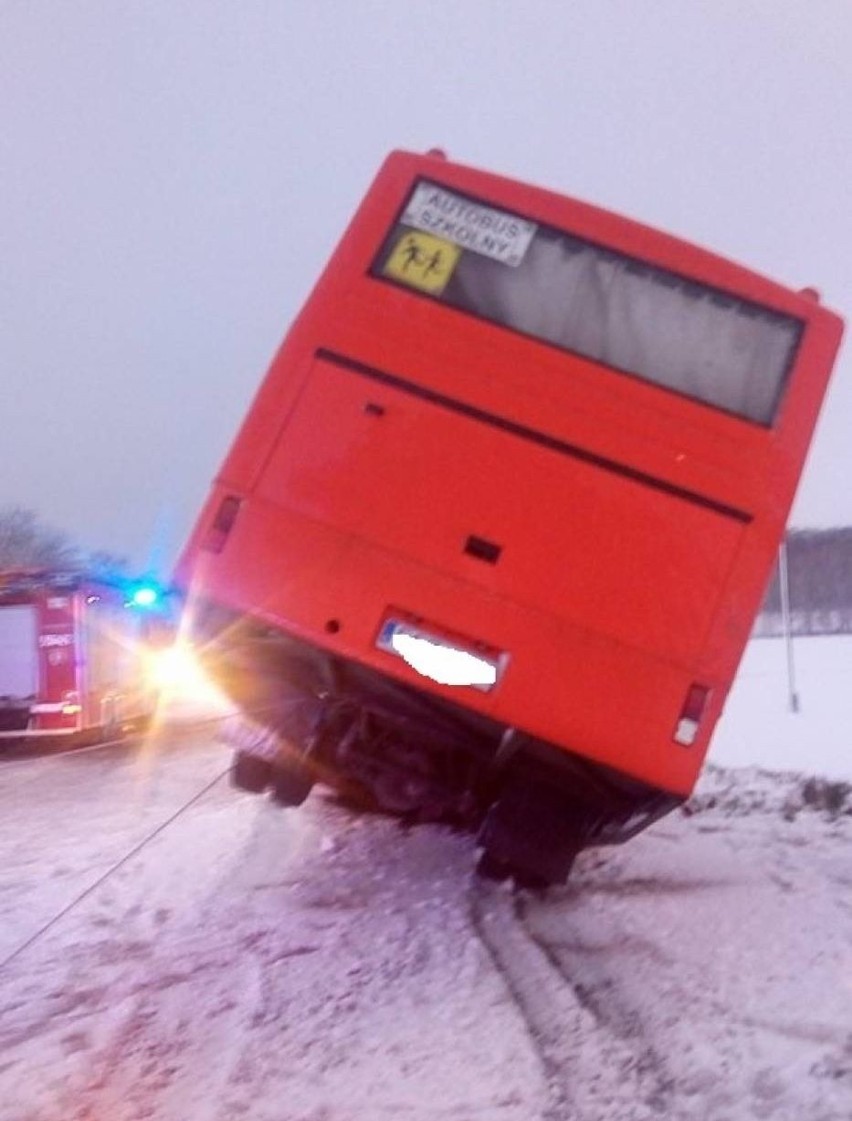 W Otorowie szkolny autobus z dziećmi wpadł do rowu