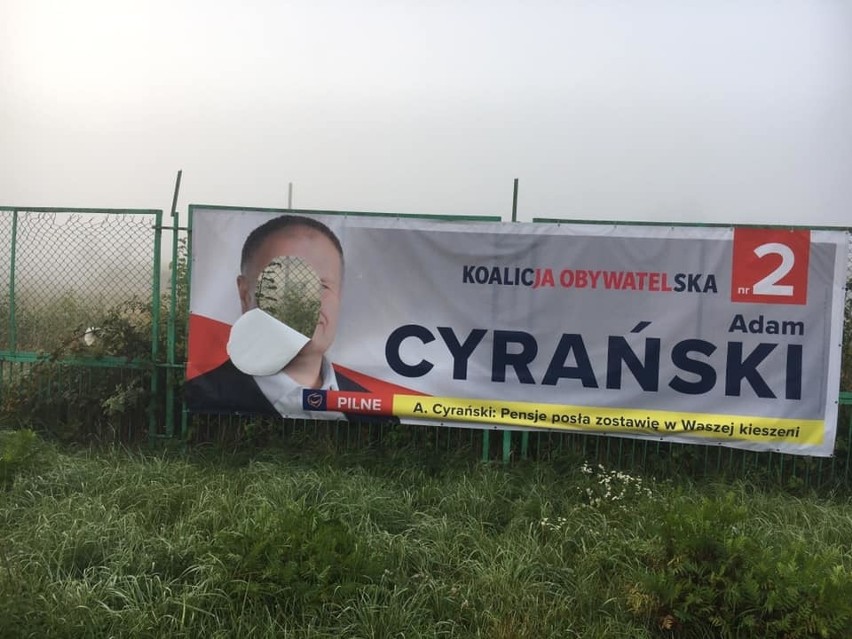 Zniszczono banery posła Adama Cyrańskiego, kandydata Koalicji Obywatelskiej do Sejmu. Sztab wyznaczył nagrodę za znalezienie sprawcy