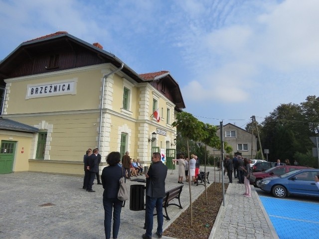 Dworzec kolejowy w Brzeźnicy otwarto po remoncie w 2019 roku. Zapłaciła za niego gmina. Obok zbudowano przystanki autobusowe i spory parking.