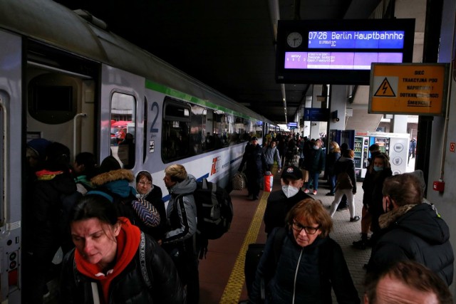 Poniedziałkowego popołudnia 25 marca nie będą dobrze wspominać ani pracownicy kolei pracujący na linii kolejowej łączącej Warszawę z Berlinem ani podróżni na tej trasie. W wyniku dwóch wypadków opóźnienia na tej trasie wynosiły prawie 6 godzin