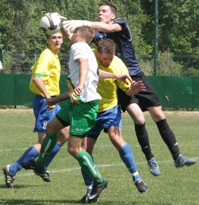 Bramkarz Leśnicy Mateusz Żebrowski miał kilka okazji do pokazania umiejętności. Nie dał się zaskoczyć, podobnie jak jego koledzy z defensywy: Michał Bachor (z lewej) i Robert Rams.