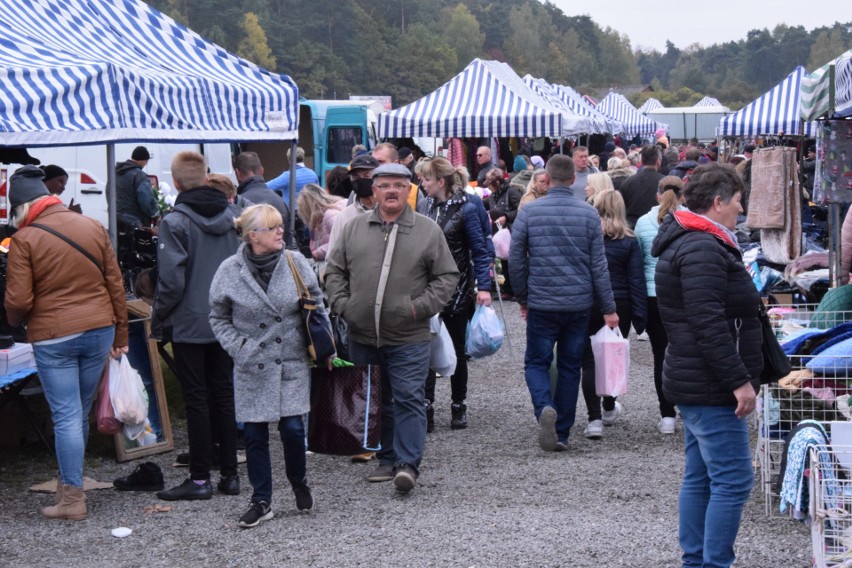 Giełda w Miedzianej Górze w niedzielę, 17 października. Były stroiki na groby, ciepłe buty, opony, a nawet świąteczna gwiazda [ZDJĘCIA]