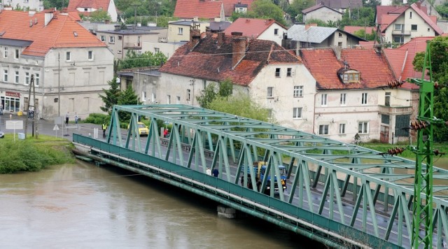 Odra w Oławie przekroczyła stan ostrzegawczy. Na zdjęciu rekordowy poziom Odry w Oławie w 2010 roku