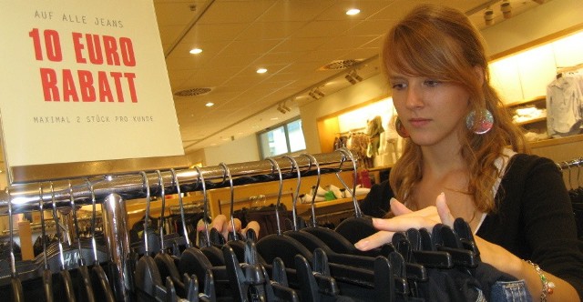 - Często tu przychodzę, żeby sprawdzić, co nowego przecenili - mówi Paulina Schmid ze Słubic. Tym razem znalazła dla siebie w H&M bluzkę.