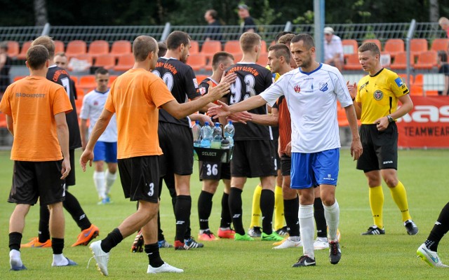 Adam Orłowicz (z prawej) i jego koledzy z MKS-u grają bardzo ważny mecz.