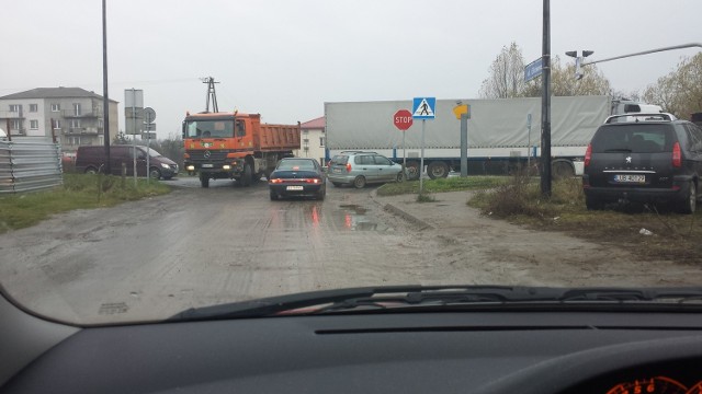 Budowa obwodnicy, a teraz zamknięcie przedwojennego mostu na ul. Głównej sparaliżowały komunikacyjnie rejon al. Warszawskiej