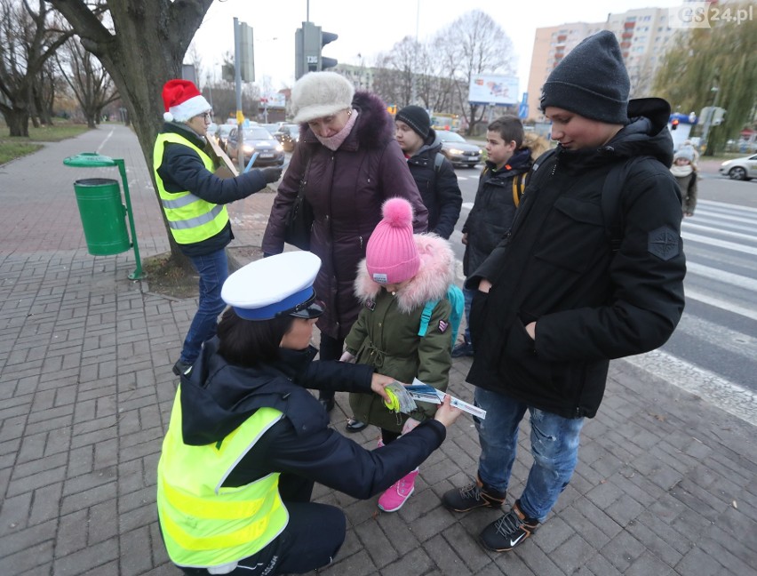 Odblaskowe mikołajki. Wspólna akcja policjantów, strażników i urzędu miasta [ZDJĘCIA, WIDEO]