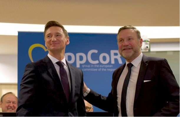 Olgierd Geblewicz (z lewej) przejmuje przewodnictwo w EPL w Europejskim Komitecie Regionów od dr. Michaela Schneidera