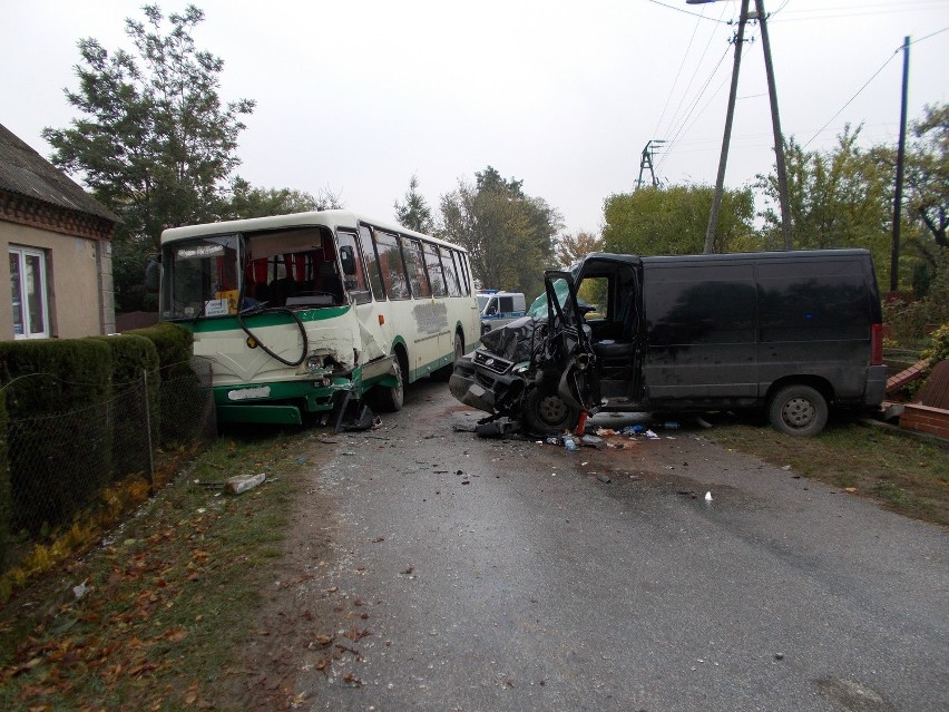 Wypadek szkolnego autobusu w Mielnicy Małej. 11 osób w szpitalu