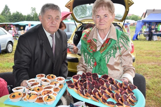 Teresa i Jan Krawczykowie z Adamowa z jagodowymi daniami.