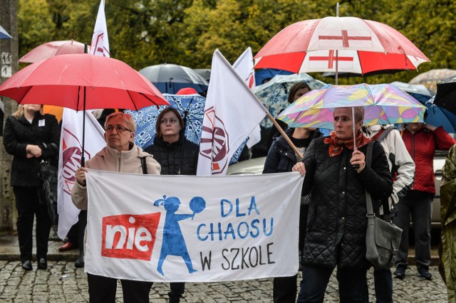 Przeciwko reformie systemu oświaty w poniedziałek protestowali nauczyciele, których do manifestacji wezwał Związek Nauczycielstwa Polskiego