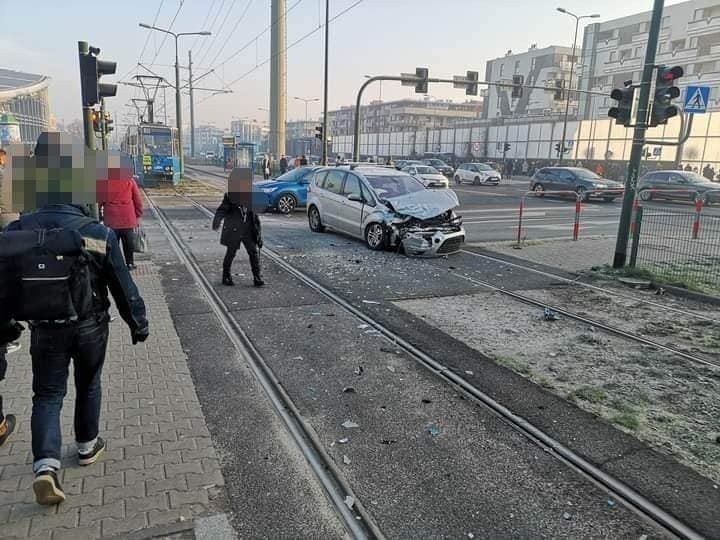 Kraków. Zderzenie tramwaju z samochodem na ul. Bobrzyńskiego. Tramwaje nie dojeżdżały na Czerwone Maki