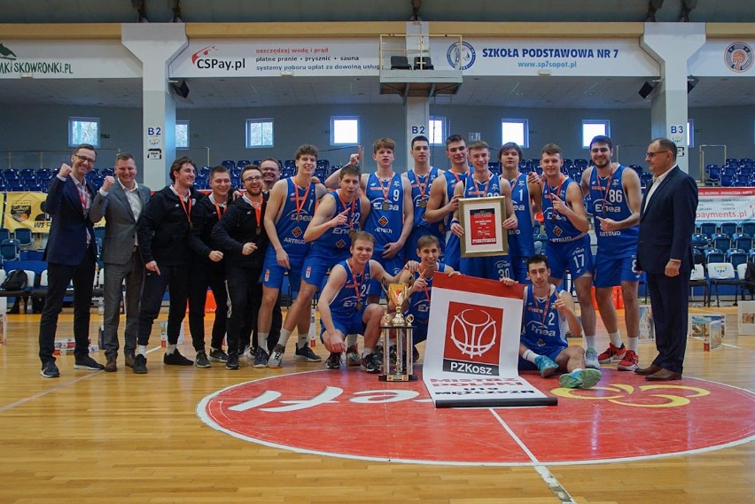 Koszykarze Enei Basket Junior Poznań z głównym trofeum za...