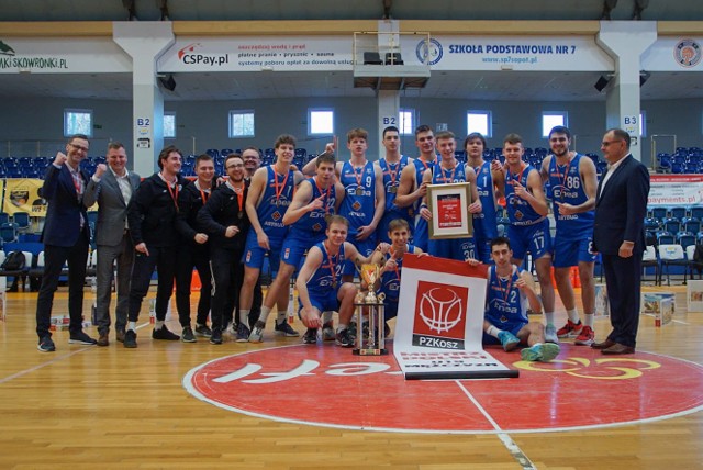 Koszykarze Enei Basket Junior Poznań z głównym trofeum za zdobycie mistrzostwa Polski do lat 19