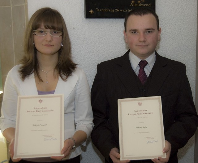 Kinga Paruch i Robert Kępa to stypendyści Prezesa Rady Ministrów reprezentujący Zespół Szkół imienia Staszica w Tarnobrzegu.
