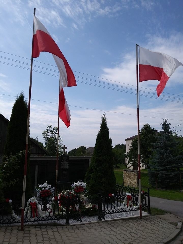 Łazy. Wspominali pacyfikację wioski. Historię sprzed 77 laty upamiętnia obelisk