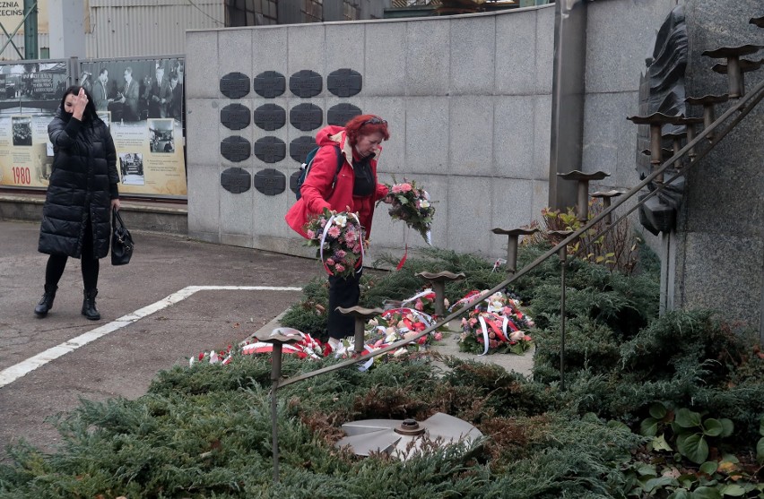 39. rocznica wprowadzenia stanu wojennego w Polsce. Kwiaty pod bramą stoczniową w Szczecinie. Pamiętamy o bolesnej rocznicy - 13.12.2020