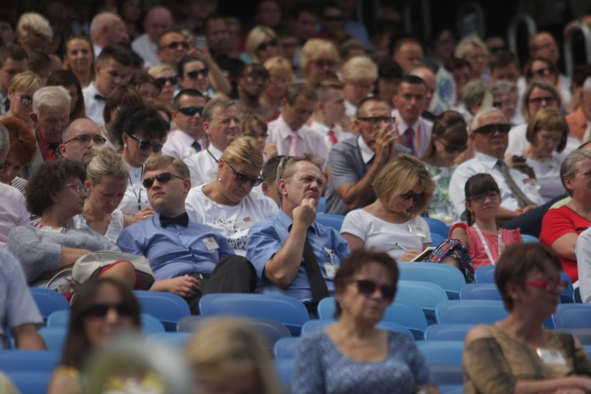 Kongres Świadków Jehowy na Stadionie Śląskim. Dzień 1. Wierni w Chorzowie przez trzy dni będą brać udział w spotkaniach ZDJĘCIA