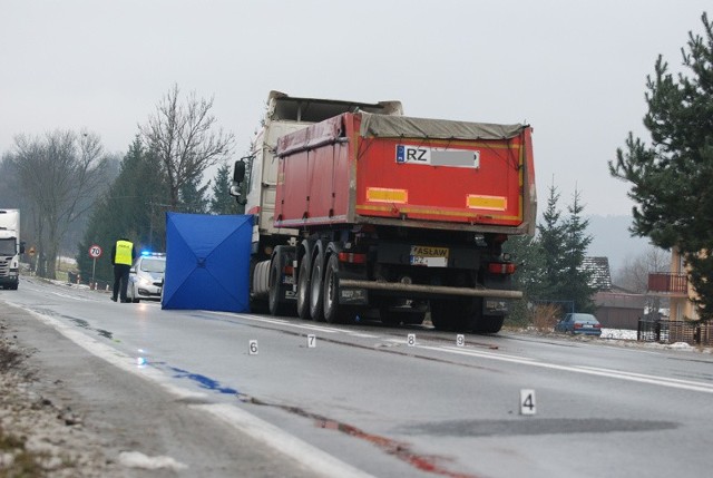 Jak informują policjanci, zablokowana jest droga krajowa nr 73 w Kołaczycach, relacji Jasło-Pilzno. Doszło tam do potrącenia pieszej przez samochód ciężarowy.Aktualizacja godz. 9.20Do wypadku doszło przed godz. 7. Pracujący na miejscu policjanci wstępnie ustalili, że kierujący ciężarowym Dafem, 43 - letni mieszkaniec powiatu rzeszowskiego jadąc w kierunku Jasła, w rejonie przejścia dla pieszych potrącił 89-letnią mieszkankę gminy Kołaczyce. Kobieta zginęła na miejscu.   Droga krajowa jest w tym miejscu całkowicie zablokowana. Utrudnienia moga potrwać do godziny 10.  Czytaj też:Tragedia pod Strzyżowem, nie żyje kierowca skody
