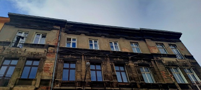 Mieszkańcy kamienicy przy ulicy Struga 42, tej samej, w której przeszło 100 lat temu mieszał Julian Tuwim, skarżą się, że zabytkowy budynek niszczeje, a Urząd Miasta Łodzi im nie pomaga. Miasto Łódź ma plany remontu, ale tłumaczy, że sprawa prosta nie jest.