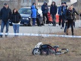 Wypadek przed wyścigami samochodowymi. Auto wjechało w matkę z dziećmi (zdjęcia, wideo)