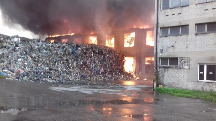 Wielki pożar w Kluczach. Płonęła hala pełna śmieci przy ul. Osada