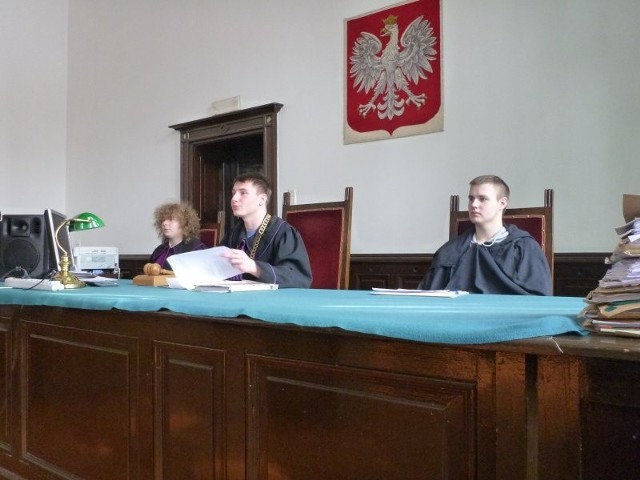 Ta wizyta w sądzie bardzo się przydała, była bowiem przygotowaniem do osądzenia przez uczniów Rodiona Romanowicza Raskolnikowa, bohatera "Zbrodni i kary" Fiodora Dostojewskiego.Uczniowie przeprowadzili proces Raskolnikowa na prawdziwej sali sądowej.
