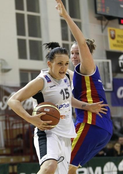 Magda Kaczmarska (z piłką), wychowanka Stali Stalowa Wola, została powołana do reprezentacji Polski koszykarek do lat 23.