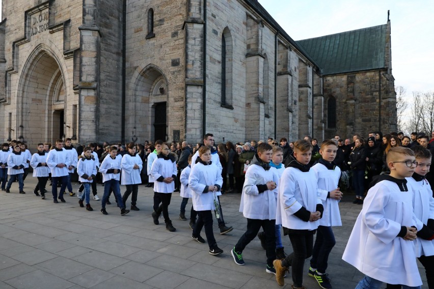 Pogrzeb Dawida Jakubowskiego, maturzysty z Końskich, reprezentanta Polski juniorów w piłce ręcznej odbył się w Żarnowie [ZDJĘCIA]