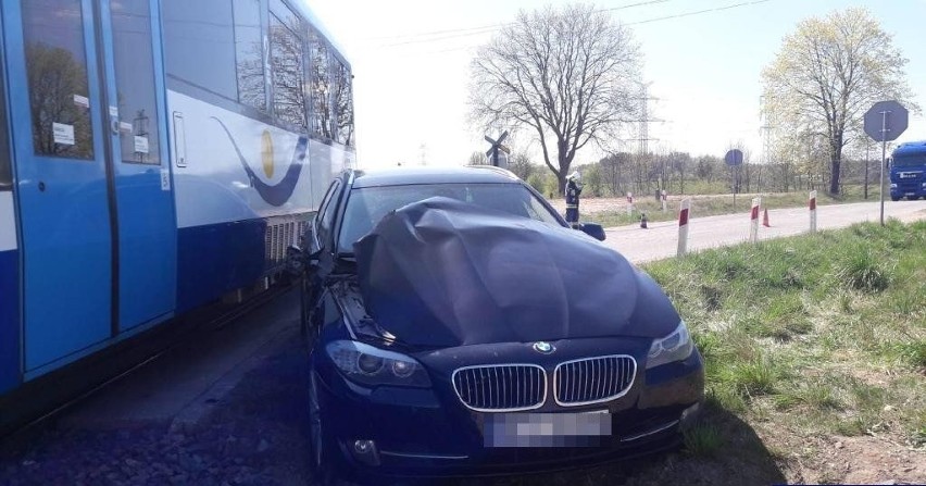 Bajtkowo. Zderzenie samochodu osobowego z pociągiem na przejeździe kolejowym. 33-letnia kobieta została przewieziona do szpitala (zdjęcia)