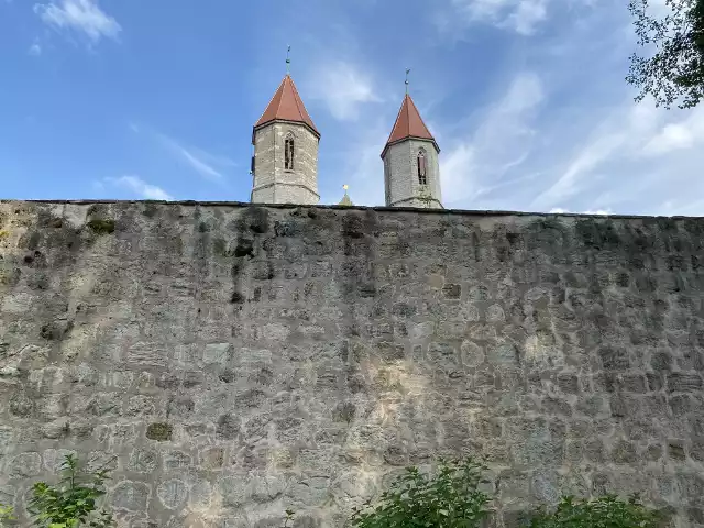 Lwówek Śląski to wyjątkowe miasto z ciekawą historią. Jeśli jesteście gotowi, to dajcie zabrać się w wirtualną podróż! Na zdjęciu dwie wieże kościoła.