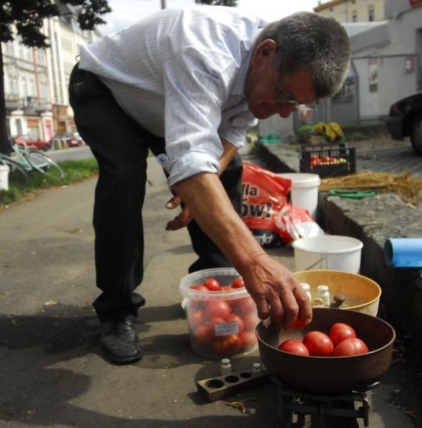 Pan Daniel z Opola dorabia do emerytury, sprzedając plony z działki. - Staram się sam sobie pomóc, a jak się to państwu nie opłaca, rzucę to i pójdę po zasiłek do opieki społecznej.