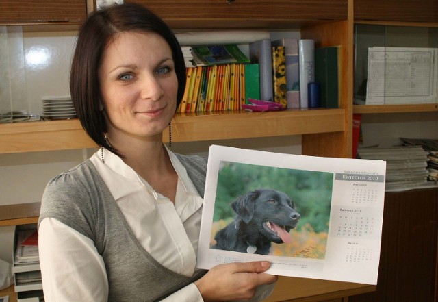 - Po raz pierwszy zdecydowaliśmy się na wydanie kalendarza ze zwierzętami z naszego schroniska &#8211; pokazuje Anna Konopska, kierownik schroniska.