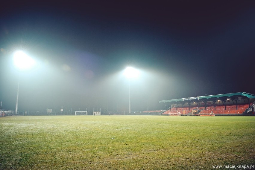 Tak świecą nowe jupitery na stadionie MKS-u Kluczbork.