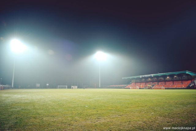 Tak świecą nowe jupitery na stadionie MKS-u Kluczbork.